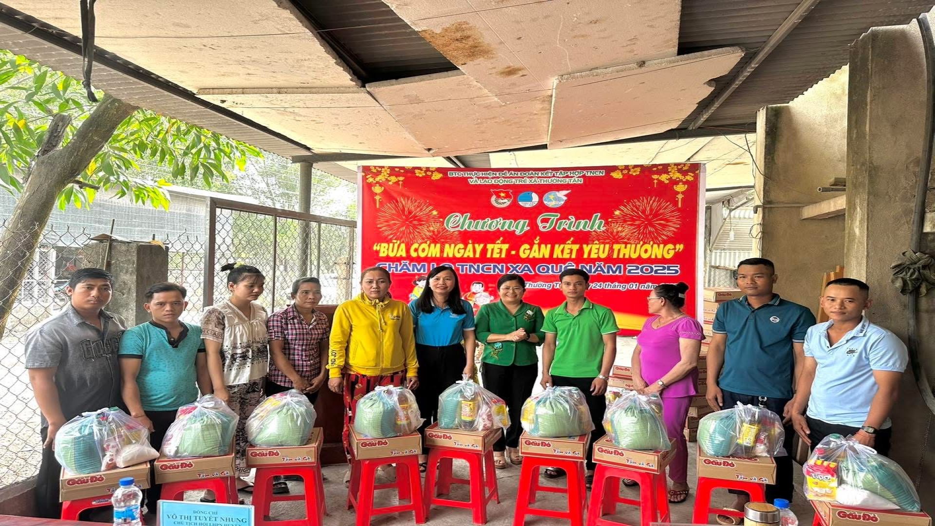 CHƯƠNG TRÌNH "BỮA CƠM NGÀY TẾT- GẮN KẾT YÊU THƯƠNG" CHĂM LO TNCN XA QUÊ NHÂN DỊP TẾT NGUYÊN ĐÁN NĂM 2025.