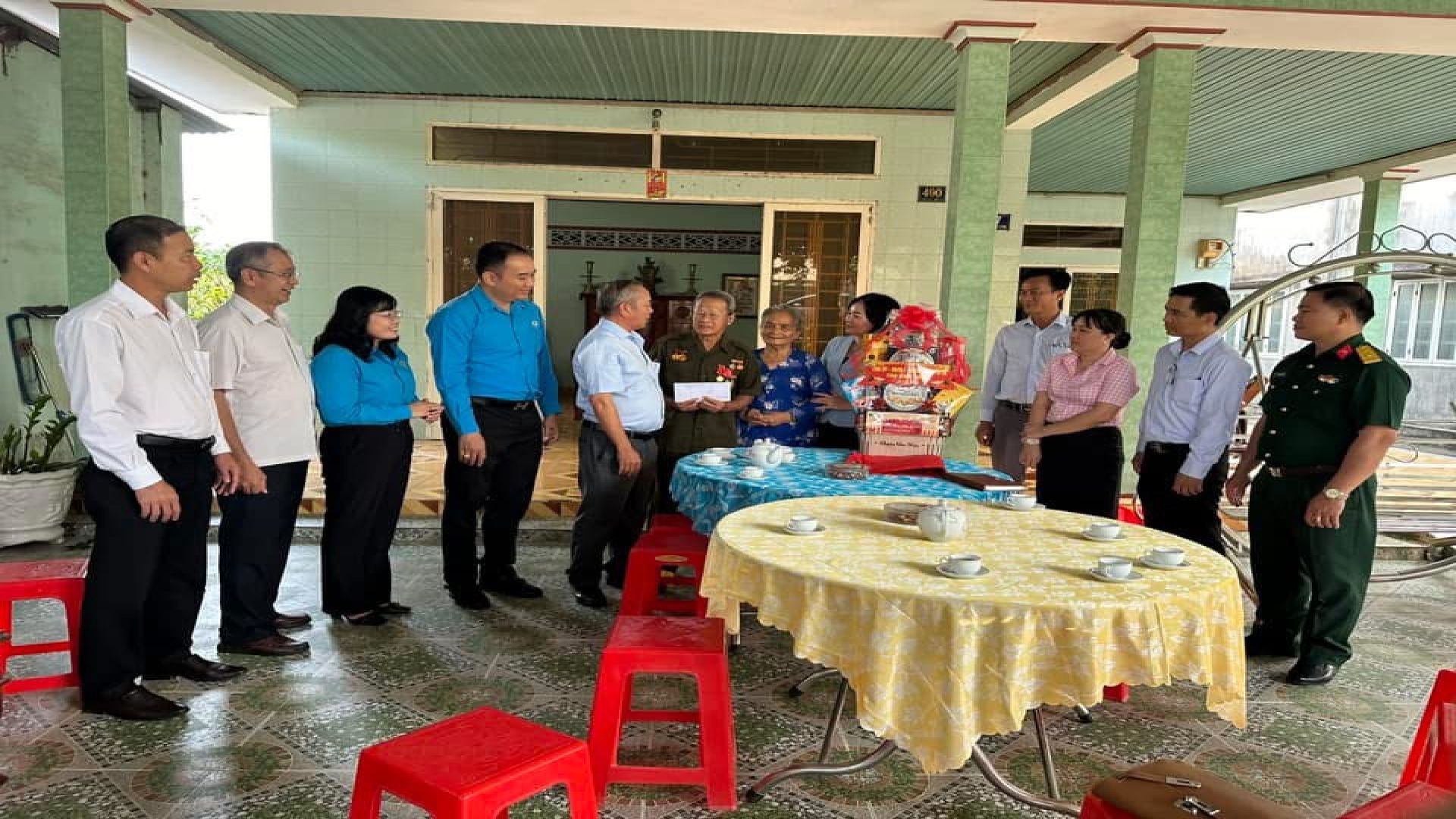 Đảng ủy - HĐND - UBND - UBMTTQVN xã tổ chức thăm, chúc Tết và tặng quà cho 117 gia đình chính sách có hoàn cảnh khó khăn, ốm đau; Đảng viên 30 Năm Tuổi Đảng trở lên và Thanh niên chuẩn bị nhập ngũ năm 2025...