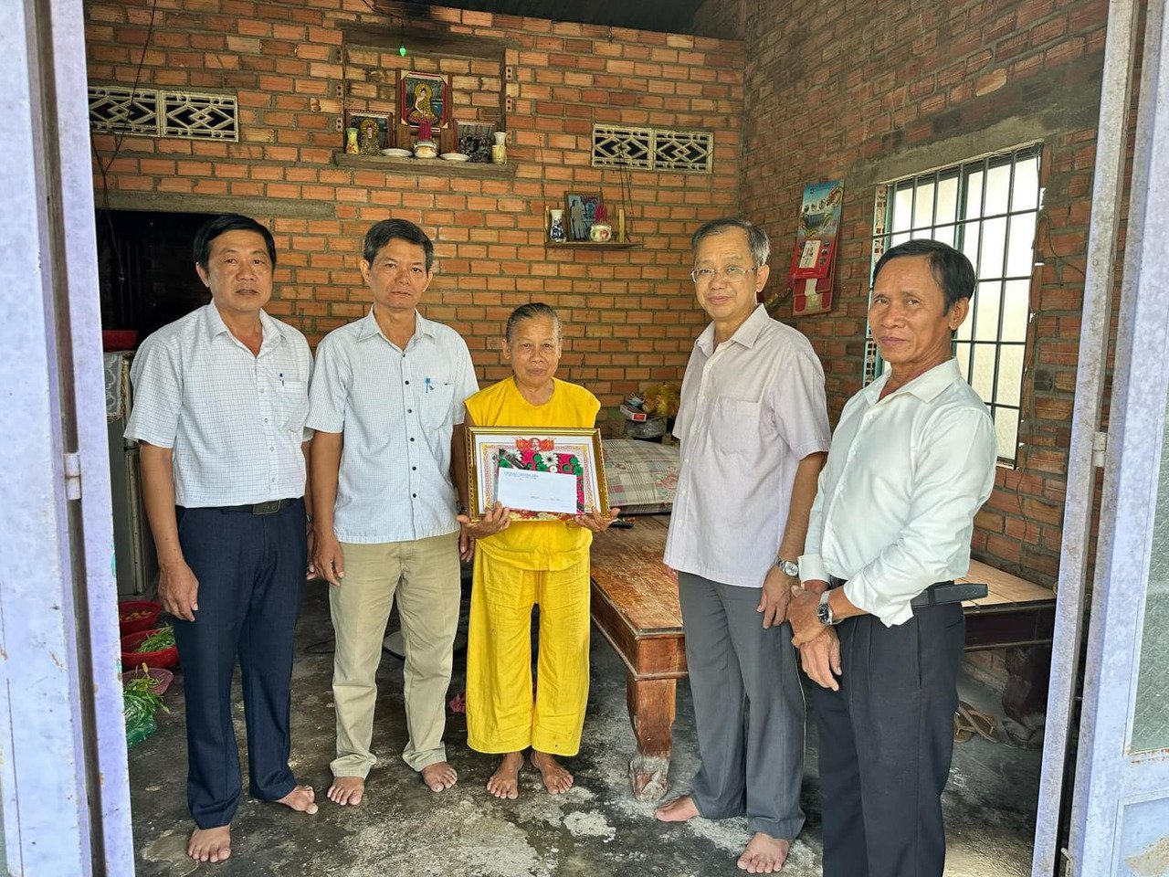 ỦY BAN NHÂN DÂN XÃ TỔ CHỨC CÁC ĐOÀN ĐI THĂM, TẶNG QUÀ, CHÚC THỌ, MỪNG THỌ NGƯỜI CAO TUỔI