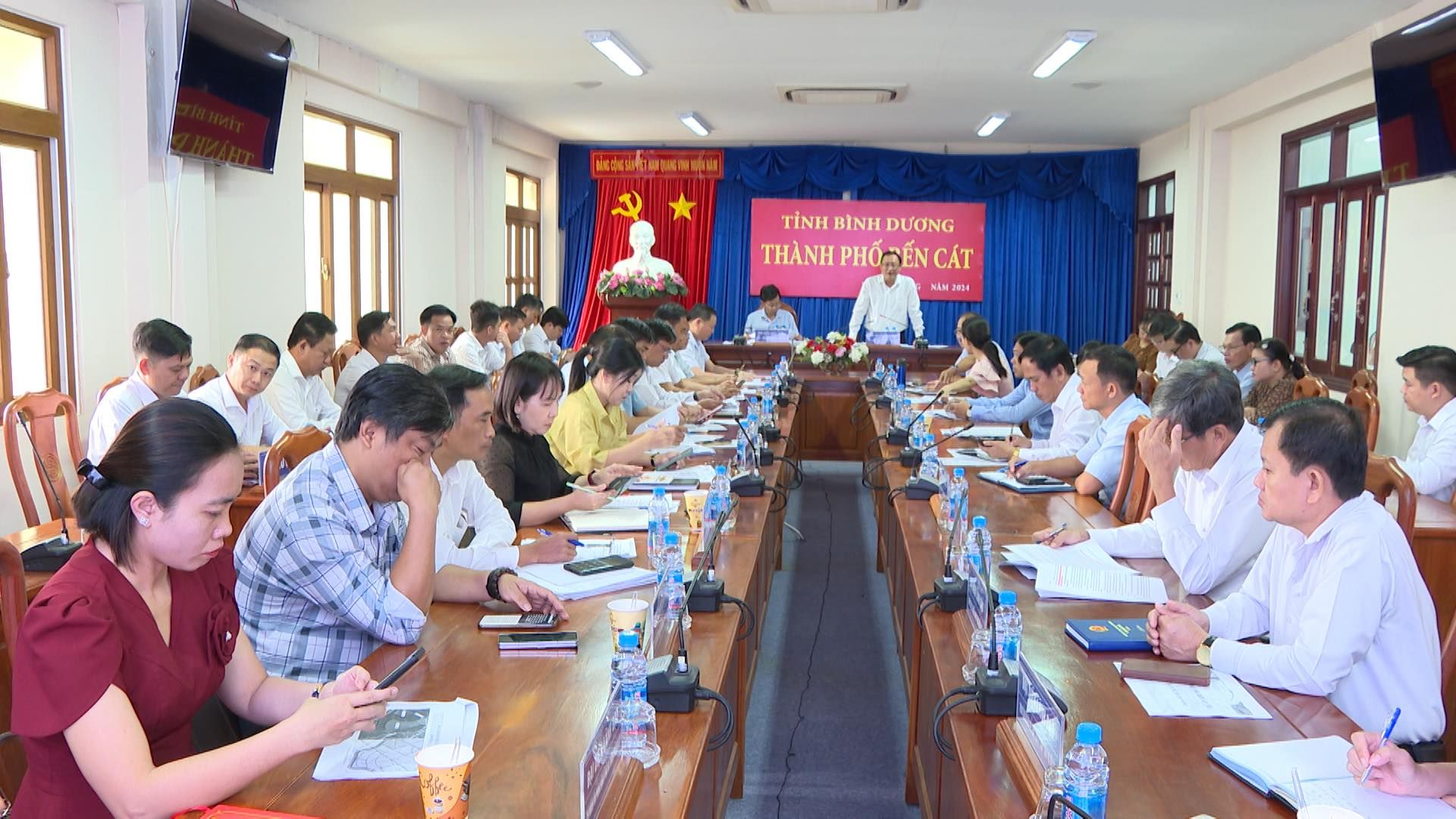 C&oacute; thể l&agrave; h&igrave;nh ảnh về 5 người, mọi người đang học v&agrave; văn bản