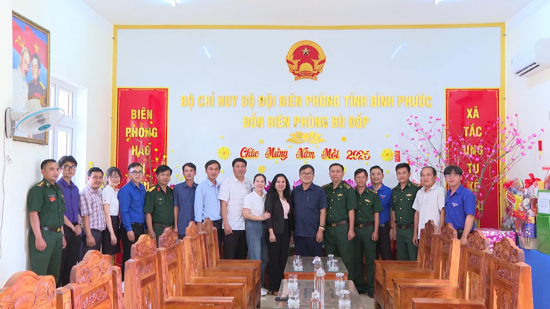 Có thể là hình ảnh về 16 người và văn bản