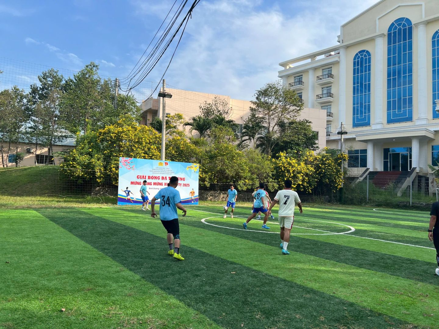 Có thể là hình ảnh về 7 người, mọi người đang chơi bóng đá, mọi người đang chơi bóng bầu dục, cỏ và văn bản