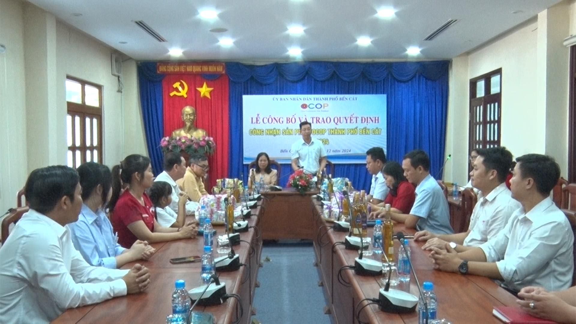 Có thể là hình ảnh về 7 người và văn bản