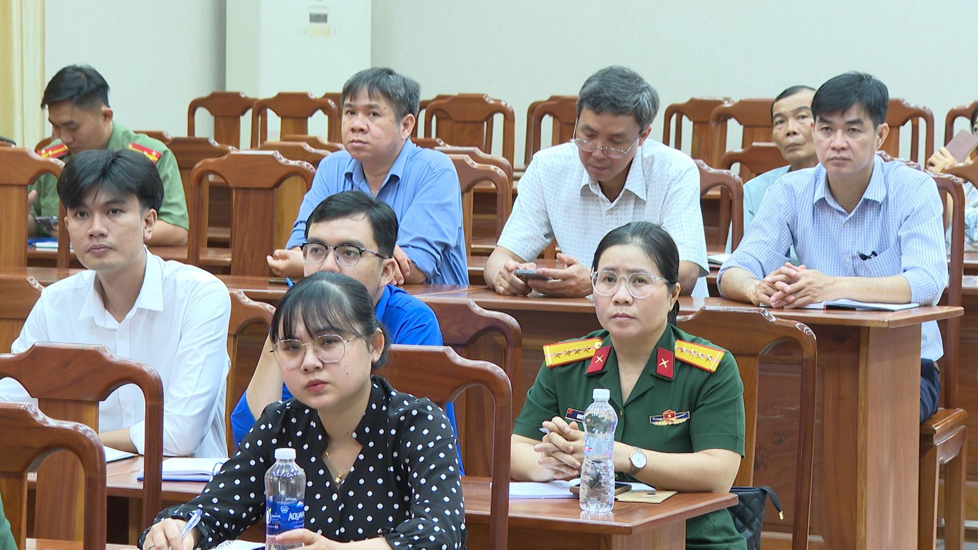 Có thể là hình ảnh về 7 người và văn bản