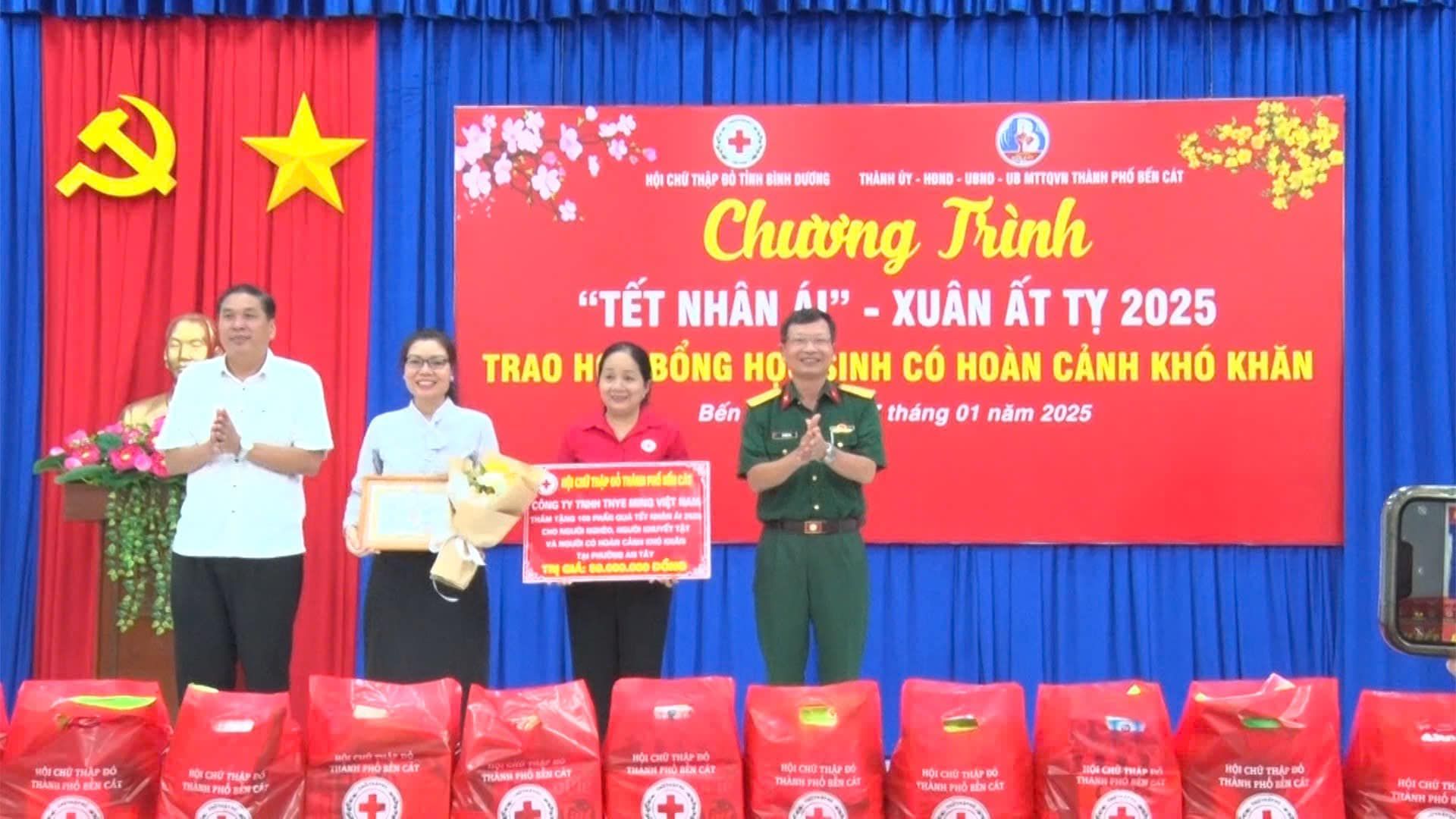 C&oacute; thể l&agrave; h&igrave;nh ảnh về 4 người v&agrave; văn bản