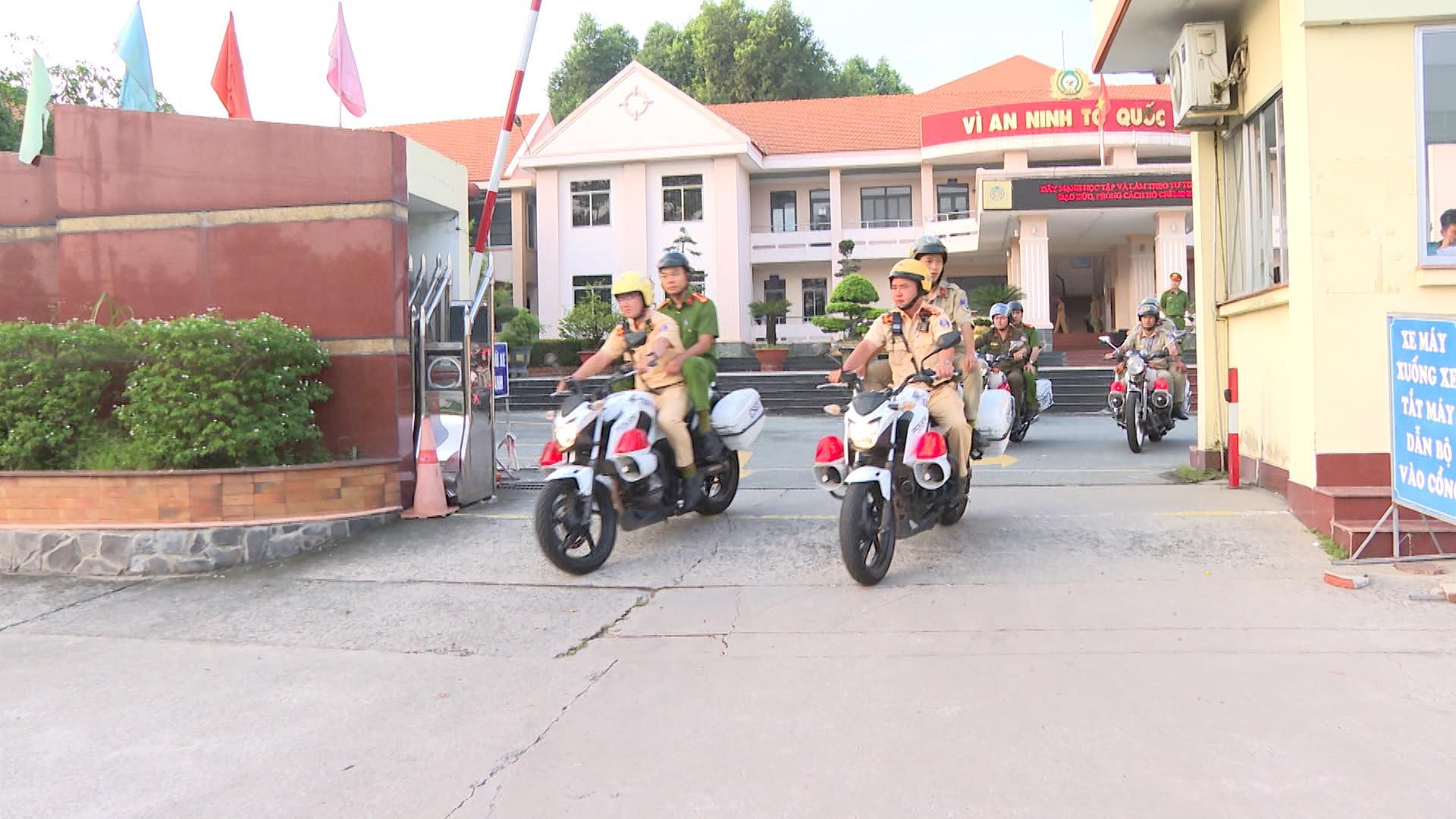 Có thể là hình ảnh về 5 người, xe scooter, xe môtô và văn bản