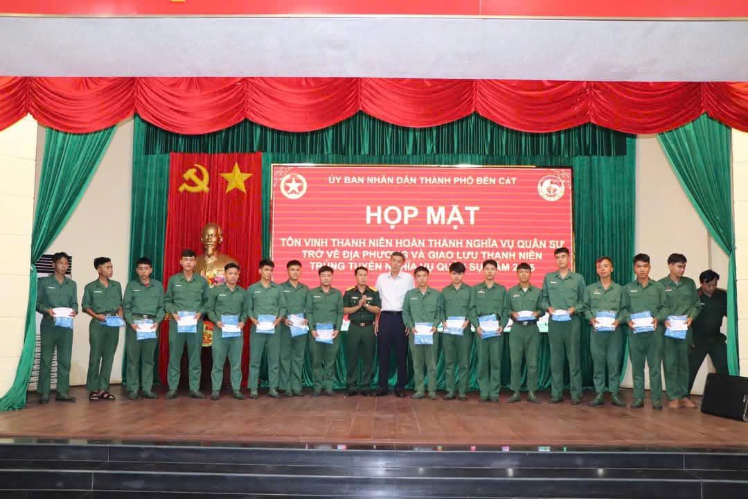Có thể là hình ảnh về 17 người và văn bản