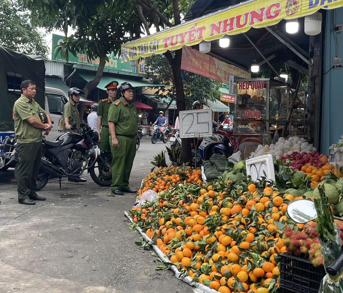Có thể là hình ảnh về 5 người, trái cây và văn bản