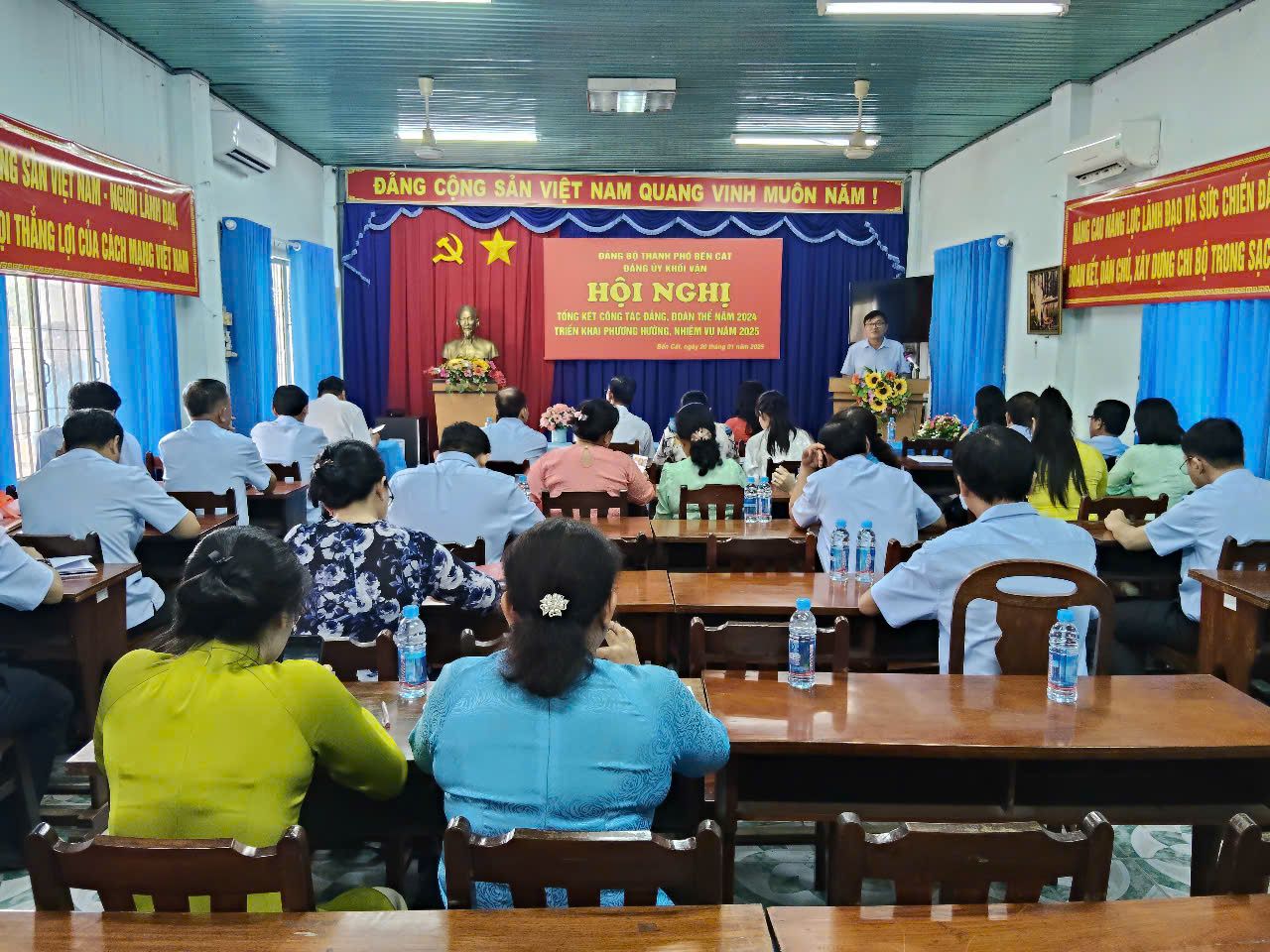 Có thể là hình ảnh về 11 người, mọi người đang học và văn bản