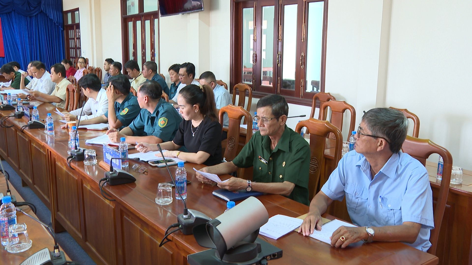 Có thể là hình ảnh về 6 người, mọi người đang học và văn bản