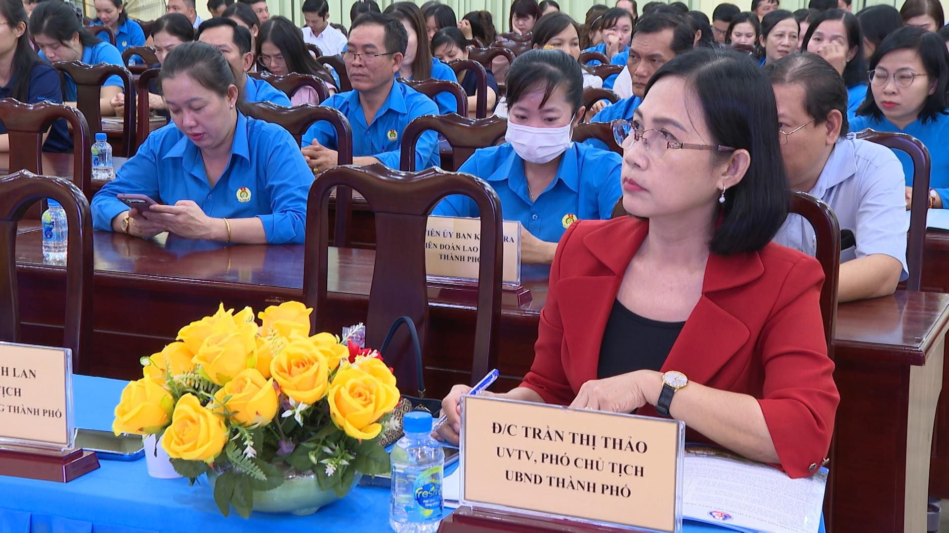 Có thể là hình ảnh về 3 người, cái bục và văn bản