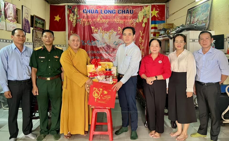 C&oacute; thể l&agrave; h&igrave;nh ảnh về 7 người v&agrave; văn bản