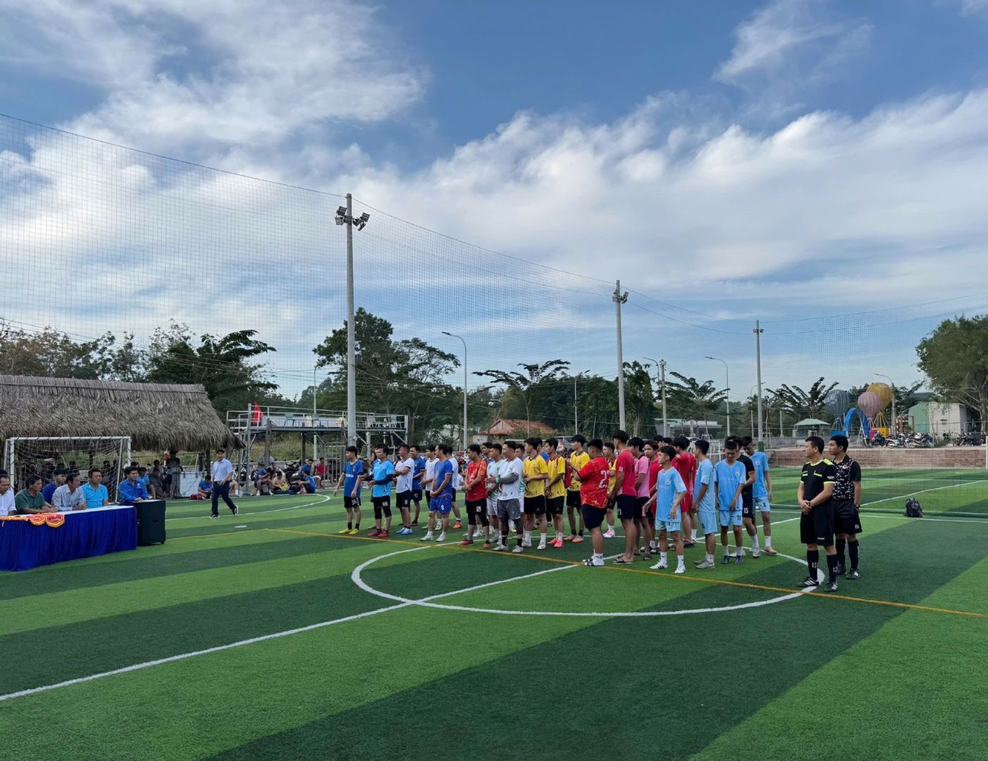 Có thể là hình ảnh về 5 người, mọi người đang chơi bóng đá và mọi người đang chơi bóng bầu dục