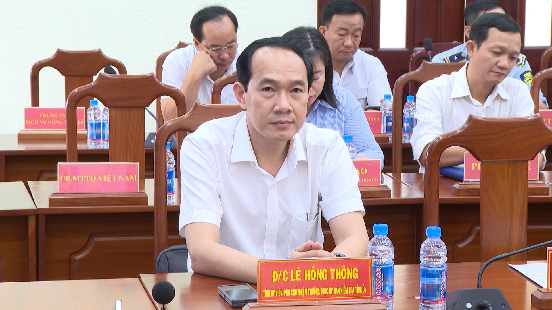 Có thể là hình ảnh về 2 người, phòng tin tức và văn bản