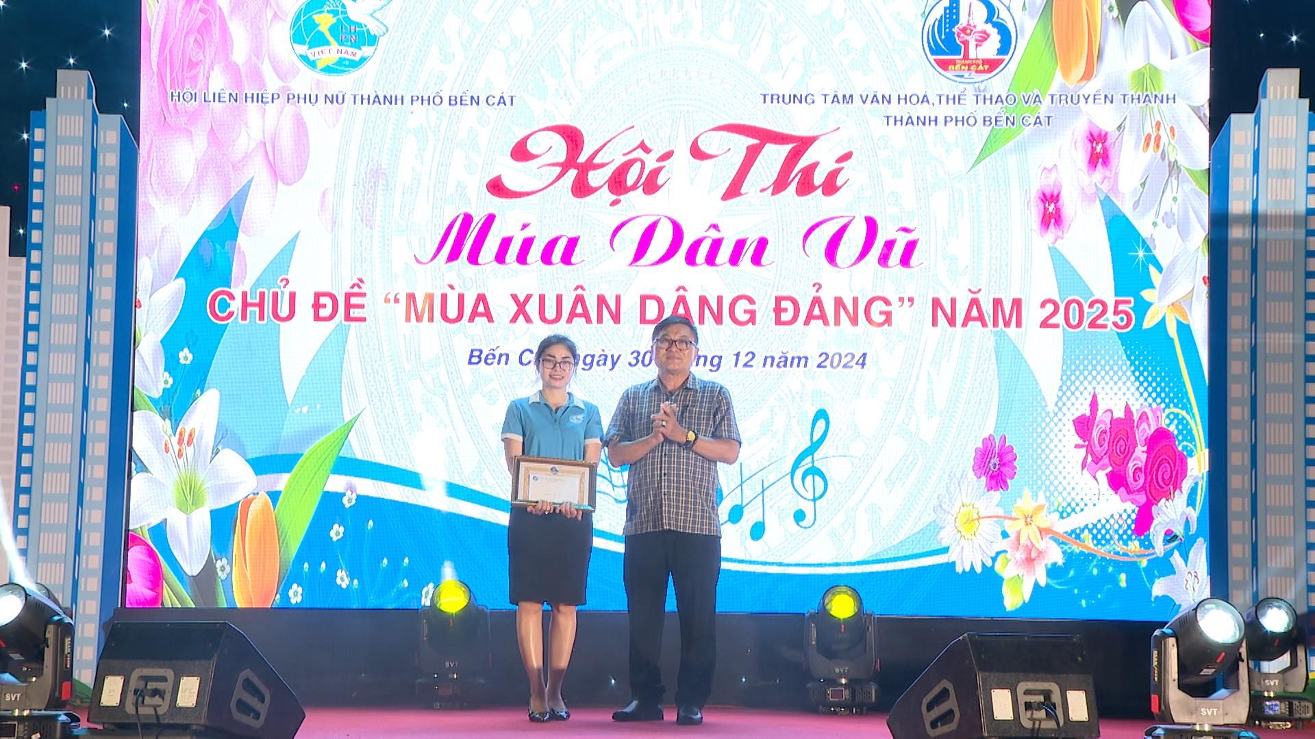 Có thể là hình ảnh về 2 người và văn bản
