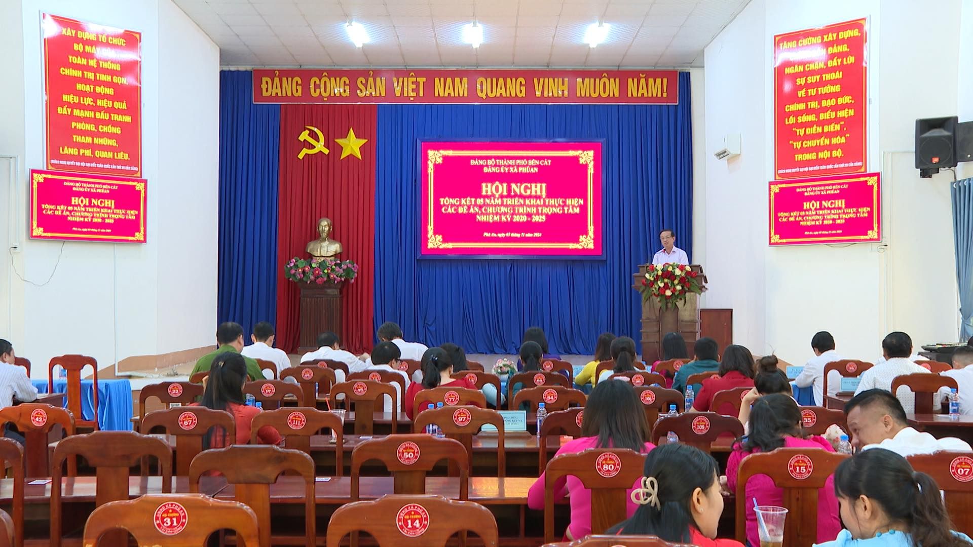 Có thể là hình ảnh về 4 người, cái bục và văn bản