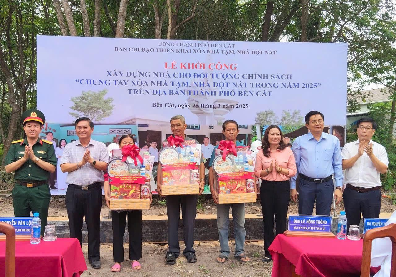 Có thể là hình ảnh về 10 người, cây và văn bản cho biết 'UBND THANH P BEN CÁT BAN CHI DẠO TRIÊN KHAI XOA XO NHA TẠM, NHA DỘT NÁT LÊ KHÔI CÔNG XÂY DỤNG NHÀ CHO ĐỎI TƯỢNG TU HΊΝΗ SÁCH "CHUNG TAY XÓA NHÀ TẠM, NHÀ DỌT NÁT TRONG NĂM 2025" TRÊN ĐỊA BÀNITHÀNH PHO BÊN CÁT Bến Cát, ngày 25 tháng3 năm 2025 ...ム 생인사까 NGUYỄN VĂN OCT κα RoltIe pie ÔNG LÊ HỒNG THÔNG ททศลงานแต NGLENONETHONG VIEN, Tàei BA NGUYỄNT'