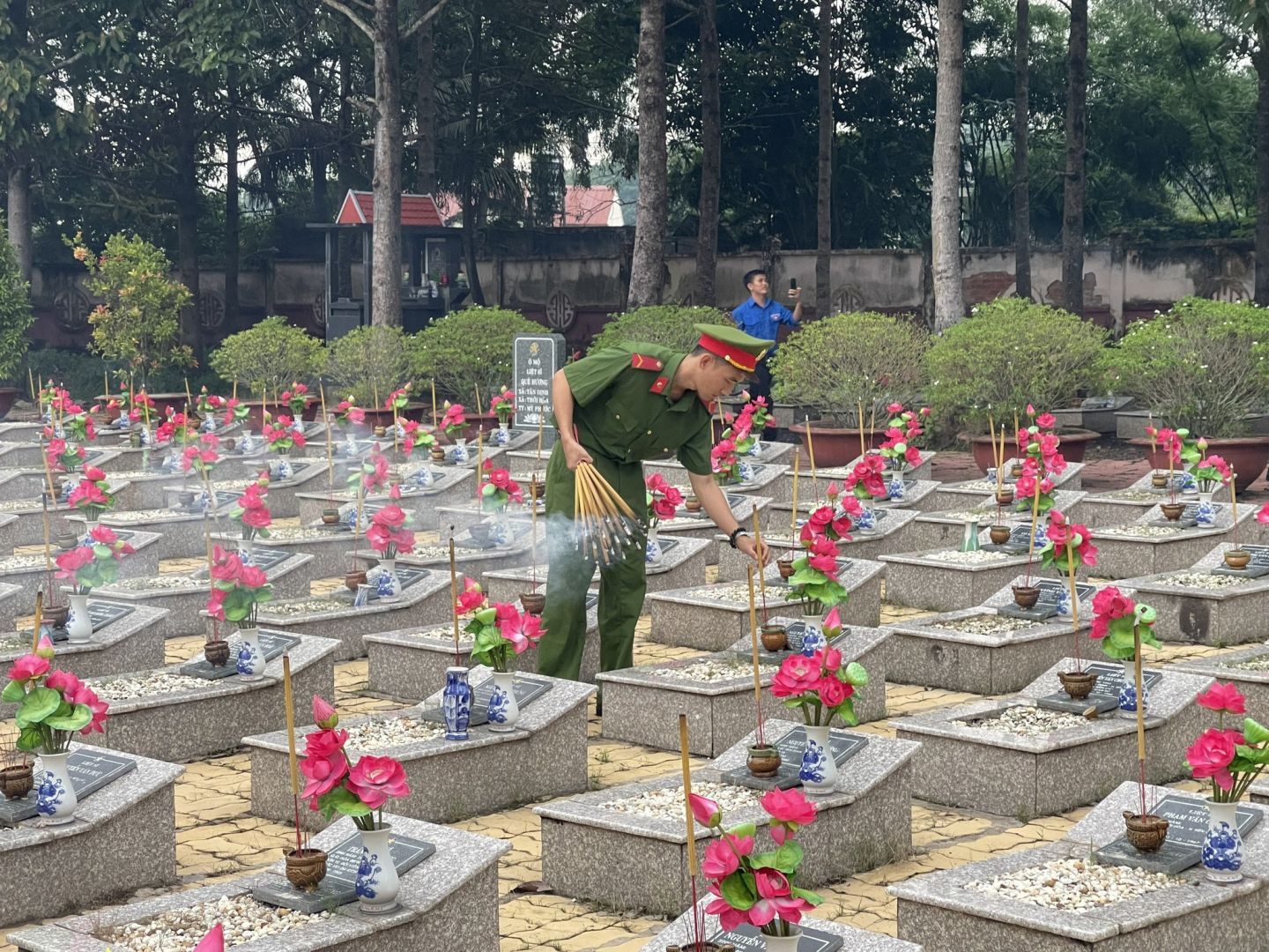 Có thể là hình ảnh về 2 người và đài kỷ niệm