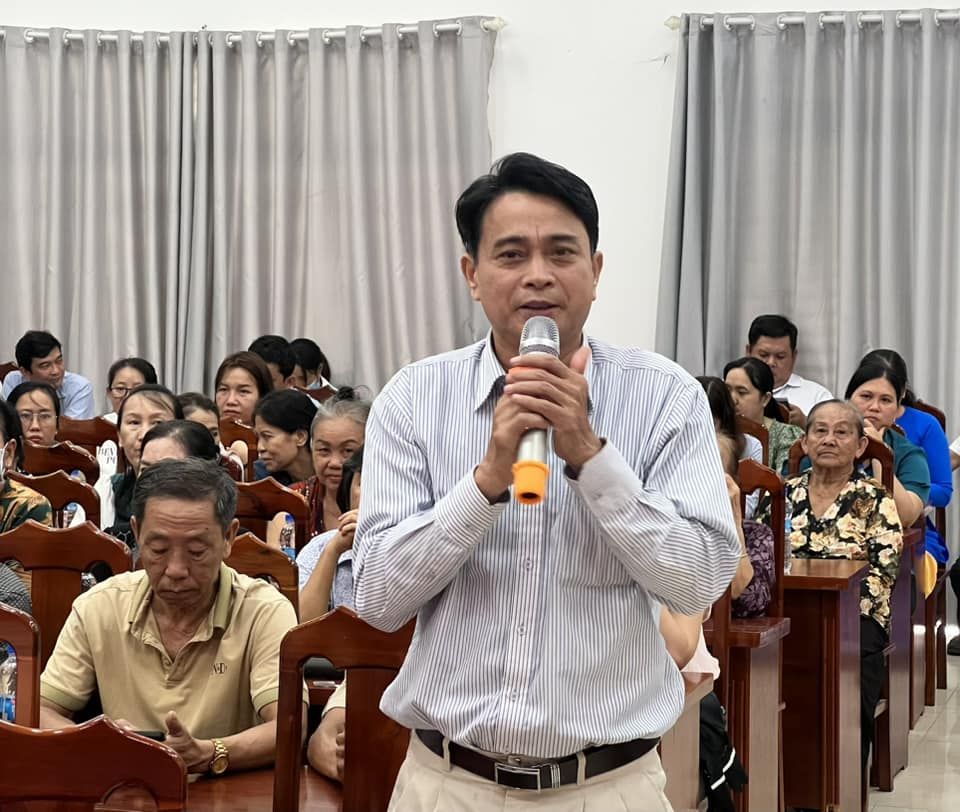 Có thể là hình ảnh về 8 người