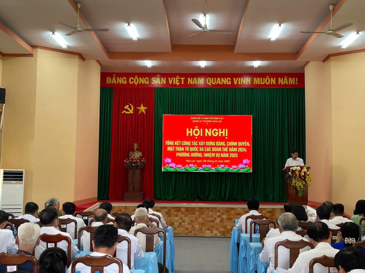 Có thể là hình ảnh về 10 người, đền thờ, cái bục và văn bản