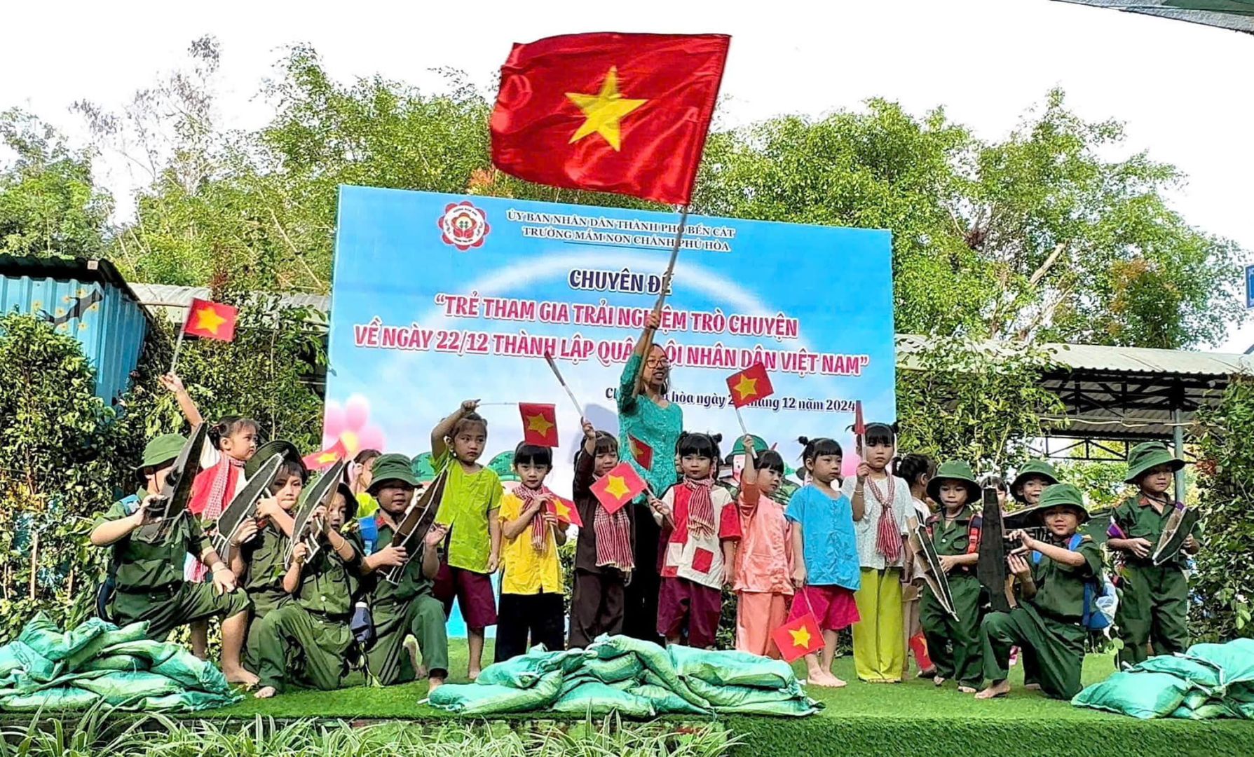 C&oacute; thể l&agrave; h&igrave;nh ảnh về 13 người v&agrave; văn bản