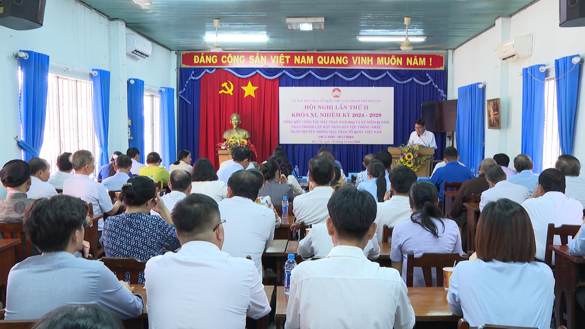 Có thể là hình ảnh về 6 người, mọi người đang học và văn bản