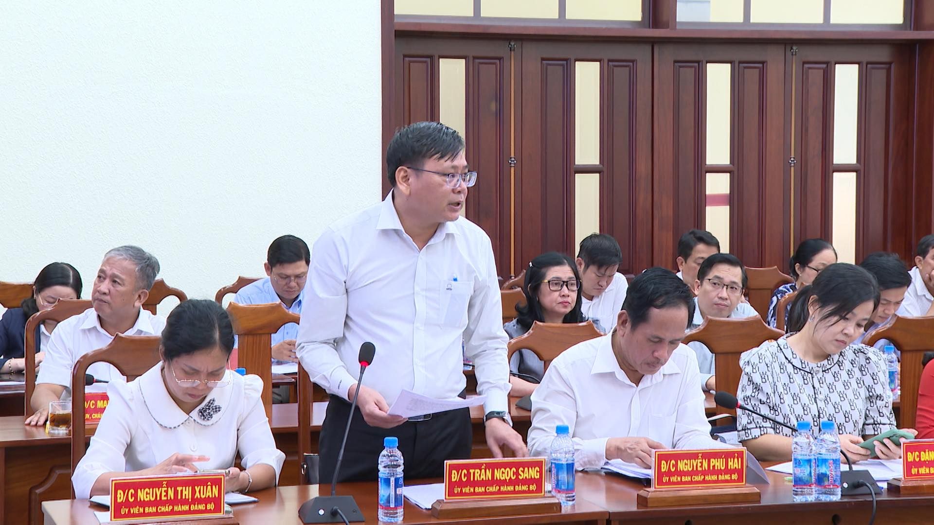 Có thể là hình ảnh về 9 người, mọi người đang học và văn bản