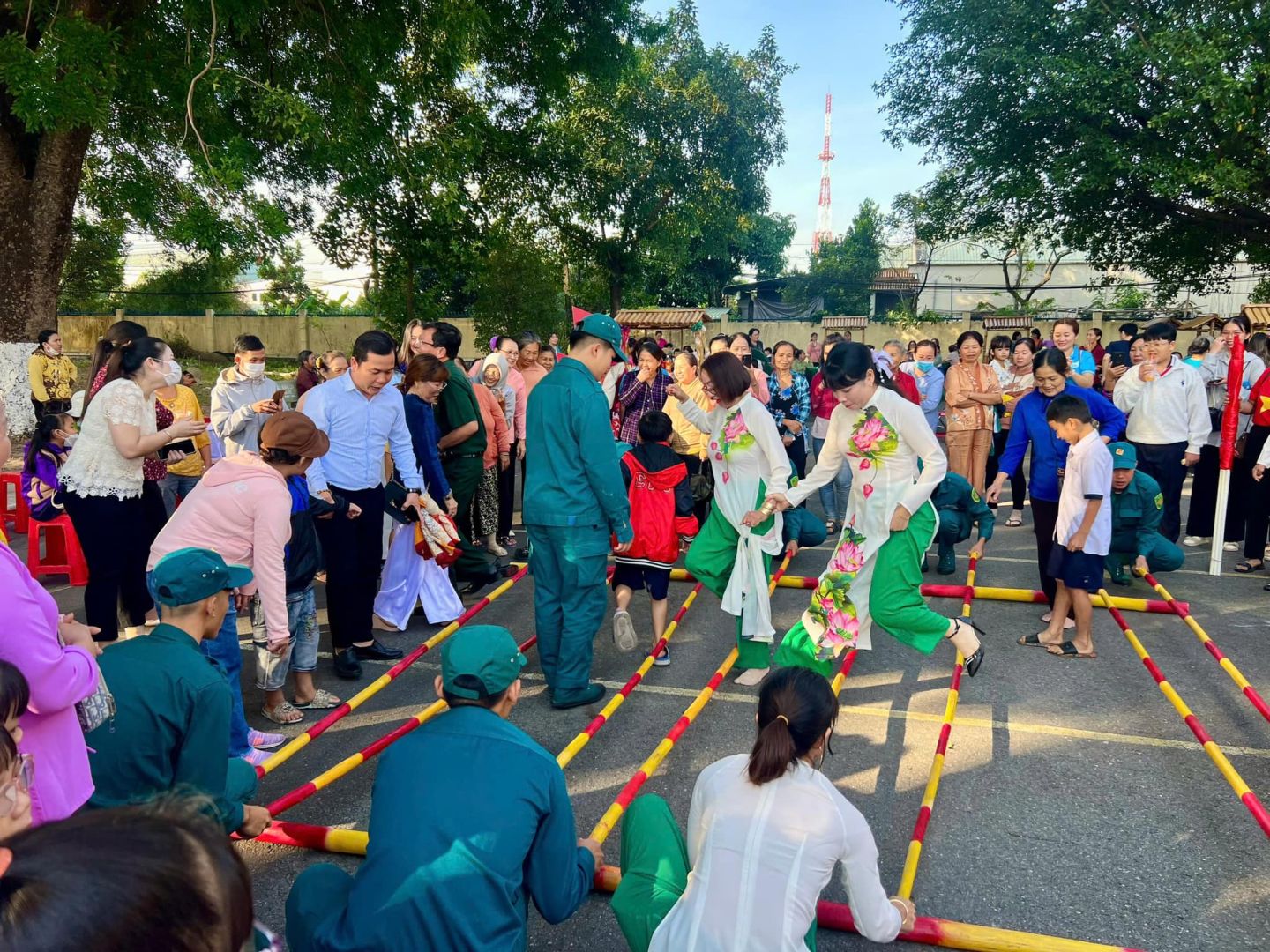 Có thể là hình ảnh về 3 người và đám cưới