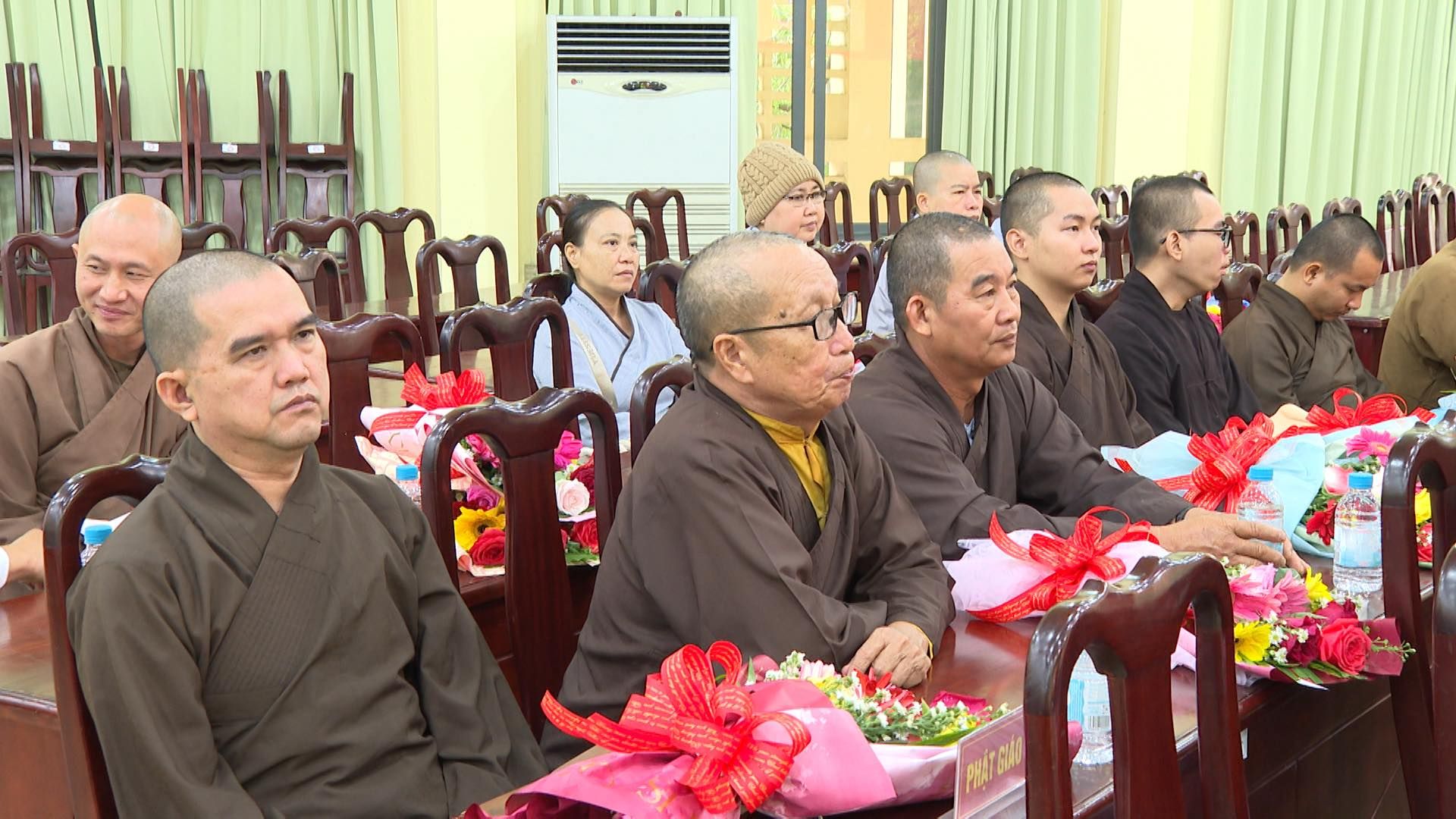 Có thể là hình ảnh về 7 người, đền thờ và văn bản
