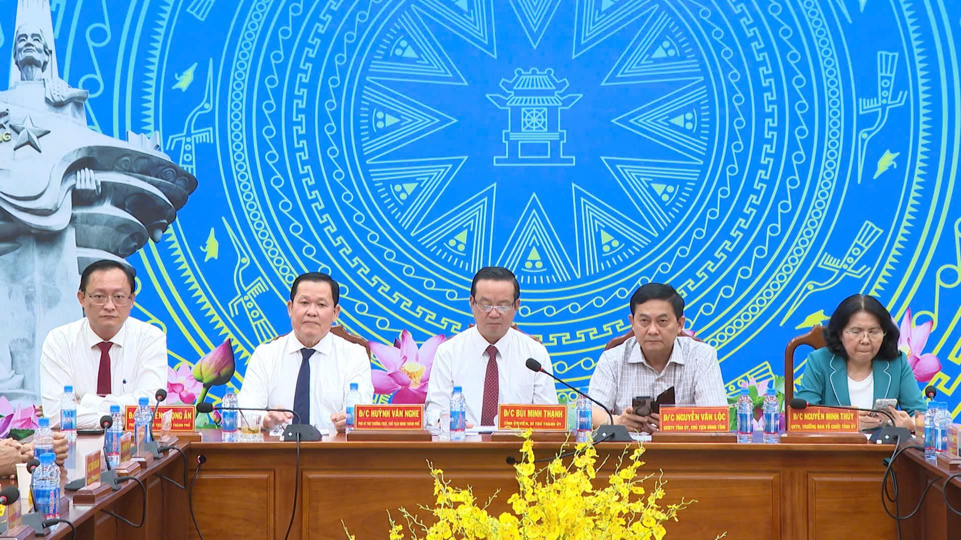 Có thể là hình ảnh về 5 người, cái bục và văn bản
