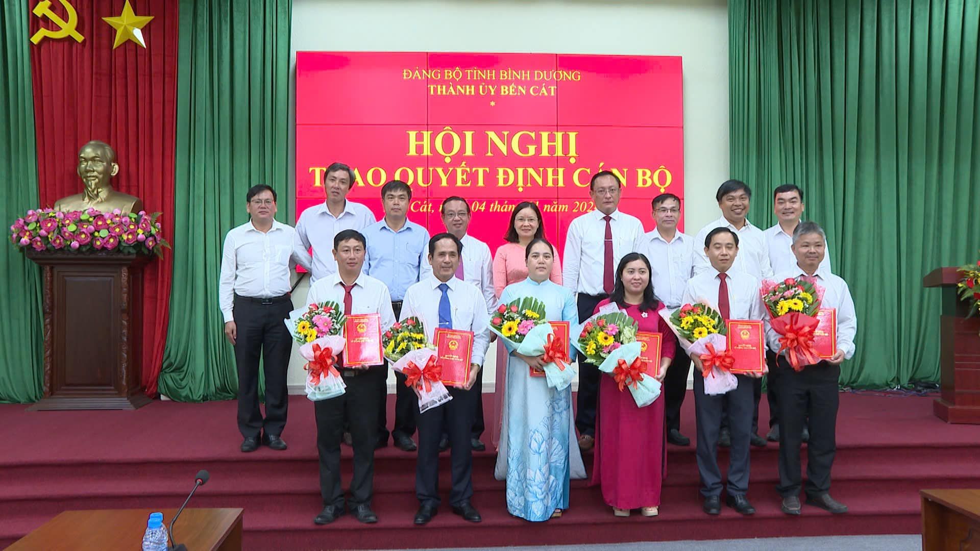 Có thể là hình ảnh về 9 người, hoa, đền thờ, cái bục, đám cưới và văn bản