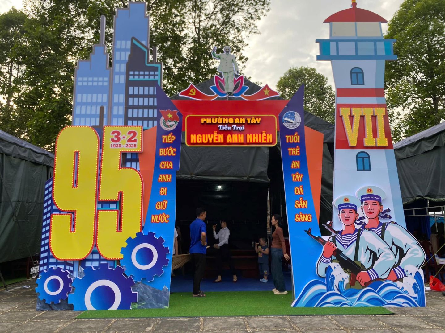 Có thể là hình ảnh về 4 người và văn bản cho biết '温聚品装限聞 PHƯỞNGANTAY TÂV AN Tiều Trai 3 3.2 πιέP NGUYỄN ANH NGUYỄNANHNHIỄ NHIỀN τυόι TRẺ E AN 1930- 951 2025 BƯỚC CHA ANH TÂY ĐI ĐÃ ร SĂN NƯỚC SÀNG 아드의비백 ΌΟ VII 이국'