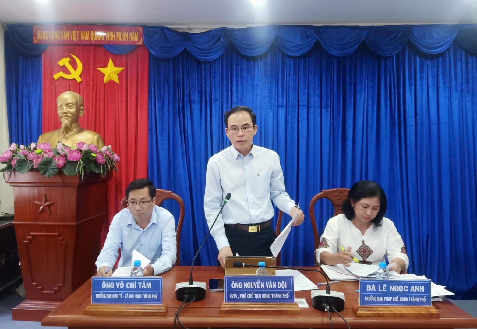 Có thể là hình ảnh về 3 người, cái bục, phòng tin tức và văn bản