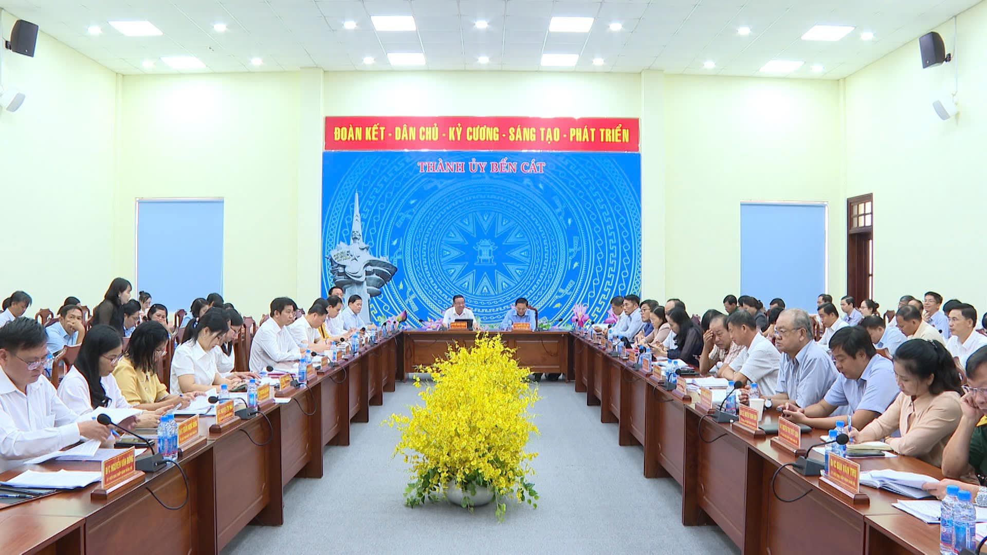 Có thể là hình ảnh về 6 người, mọi người đang học, cái bục và văn bản