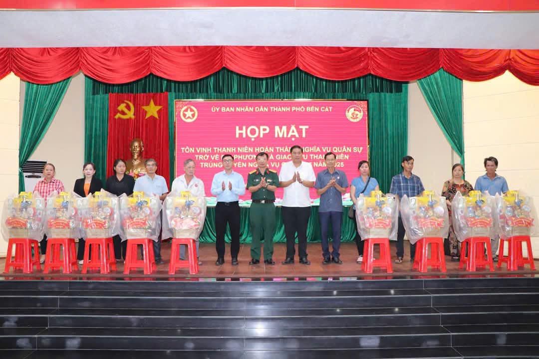 Có thể là hình ảnh về 15 người và văn bản