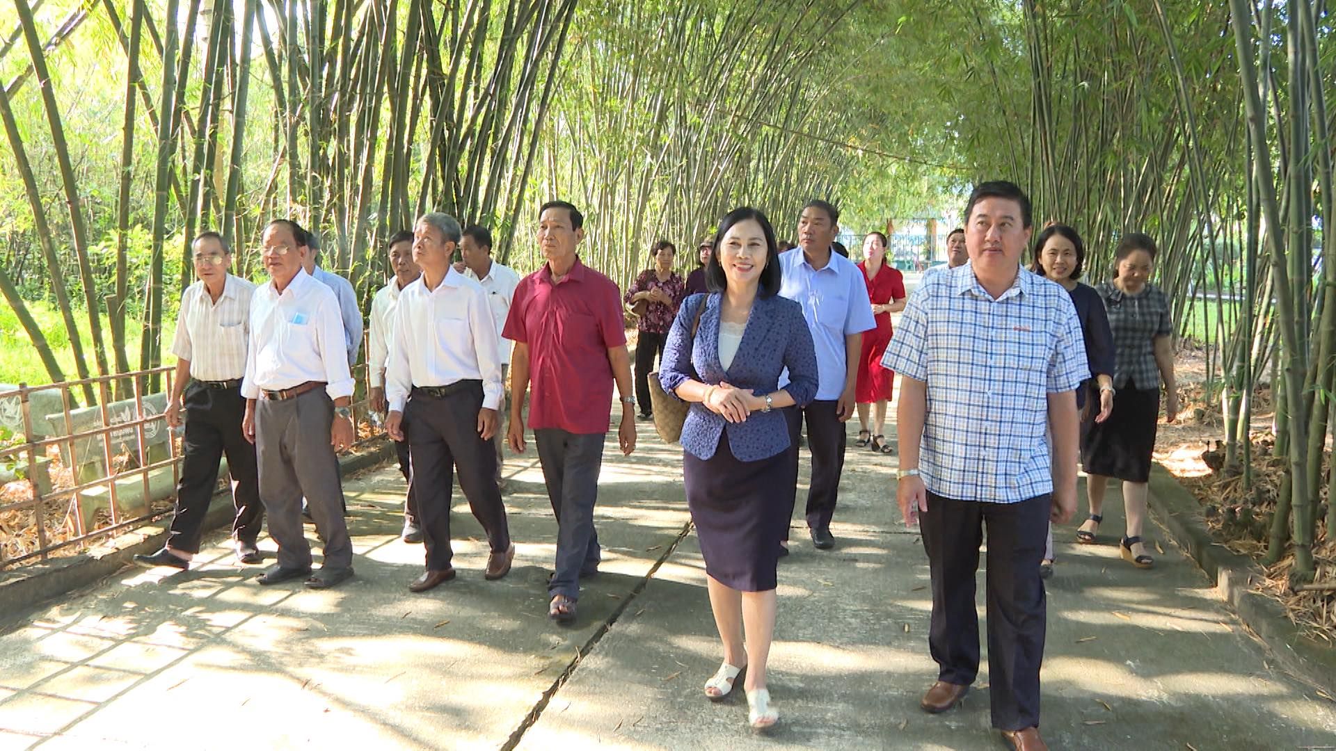 Có thể là hình ảnh về 10 người