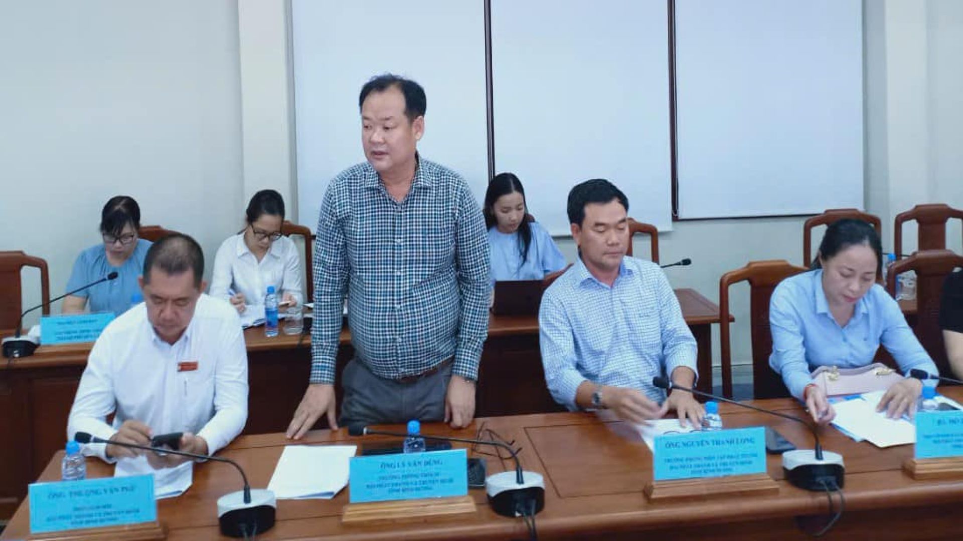 Có thể là hình ảnh về 7 người và văn bản