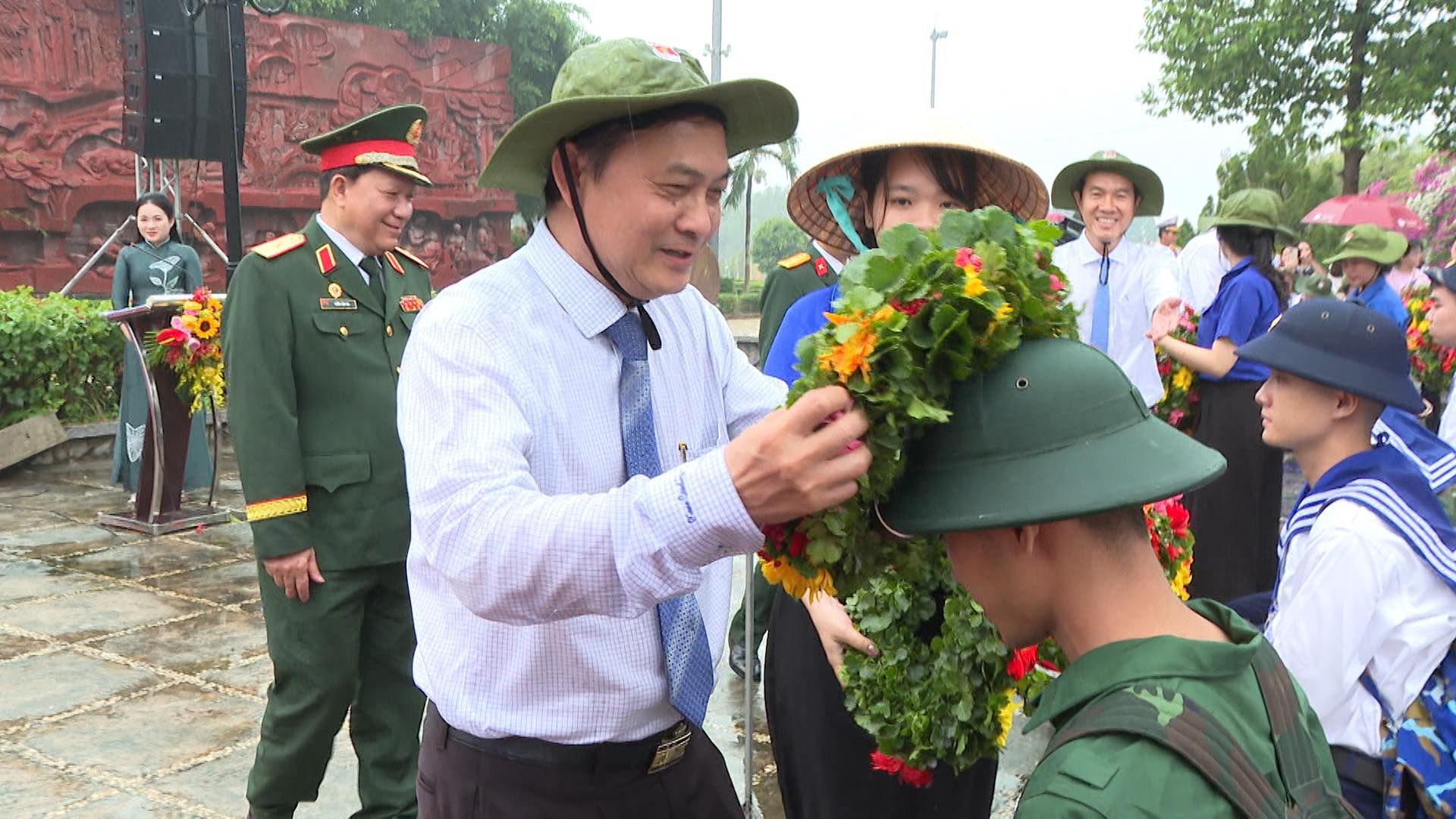 Có thể là hình ảnh về 6 người