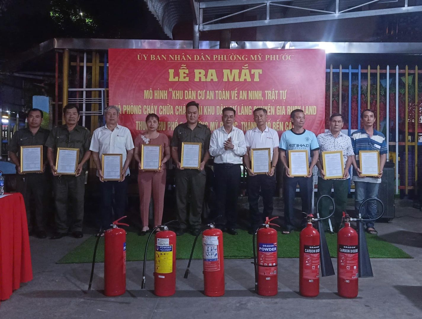 Có thể là hình ảnh về 10 người và văn bản