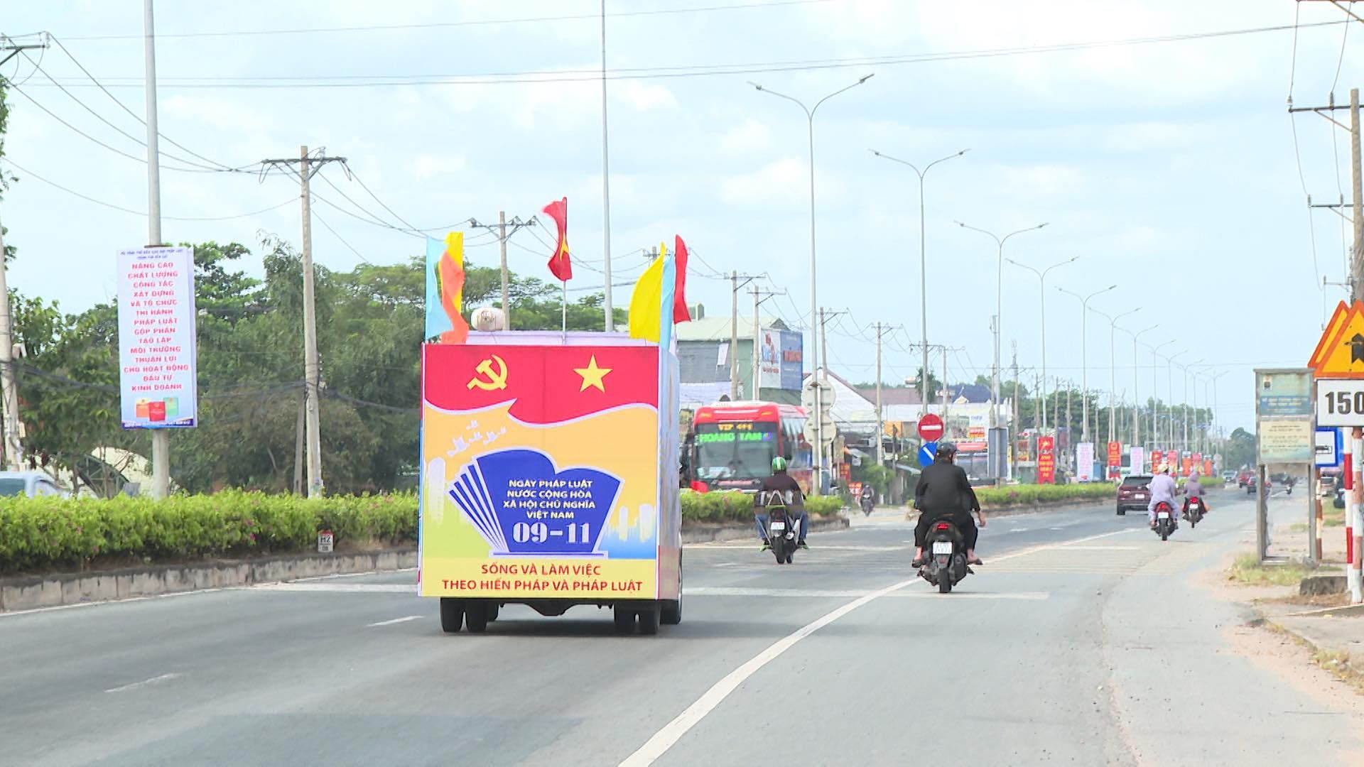 Có thể là hình ảnh về 4 người, xe scooter, đường, đường phố và văn bản