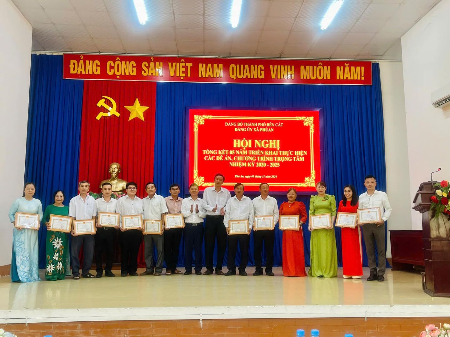 Có thể là hình ảnh về 15 người và văn bản