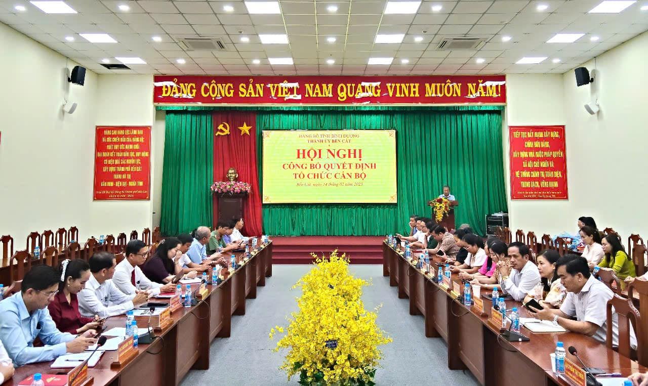 Có thể là hình ảnh về 5 người, mọi người đang học, cái bục và văn bản