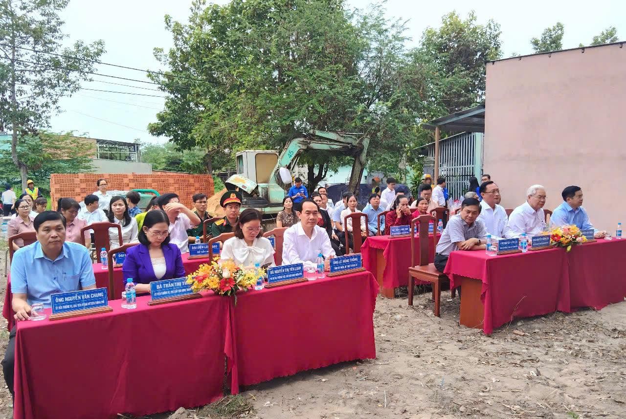 Có thể là hình ảnh về 6 người