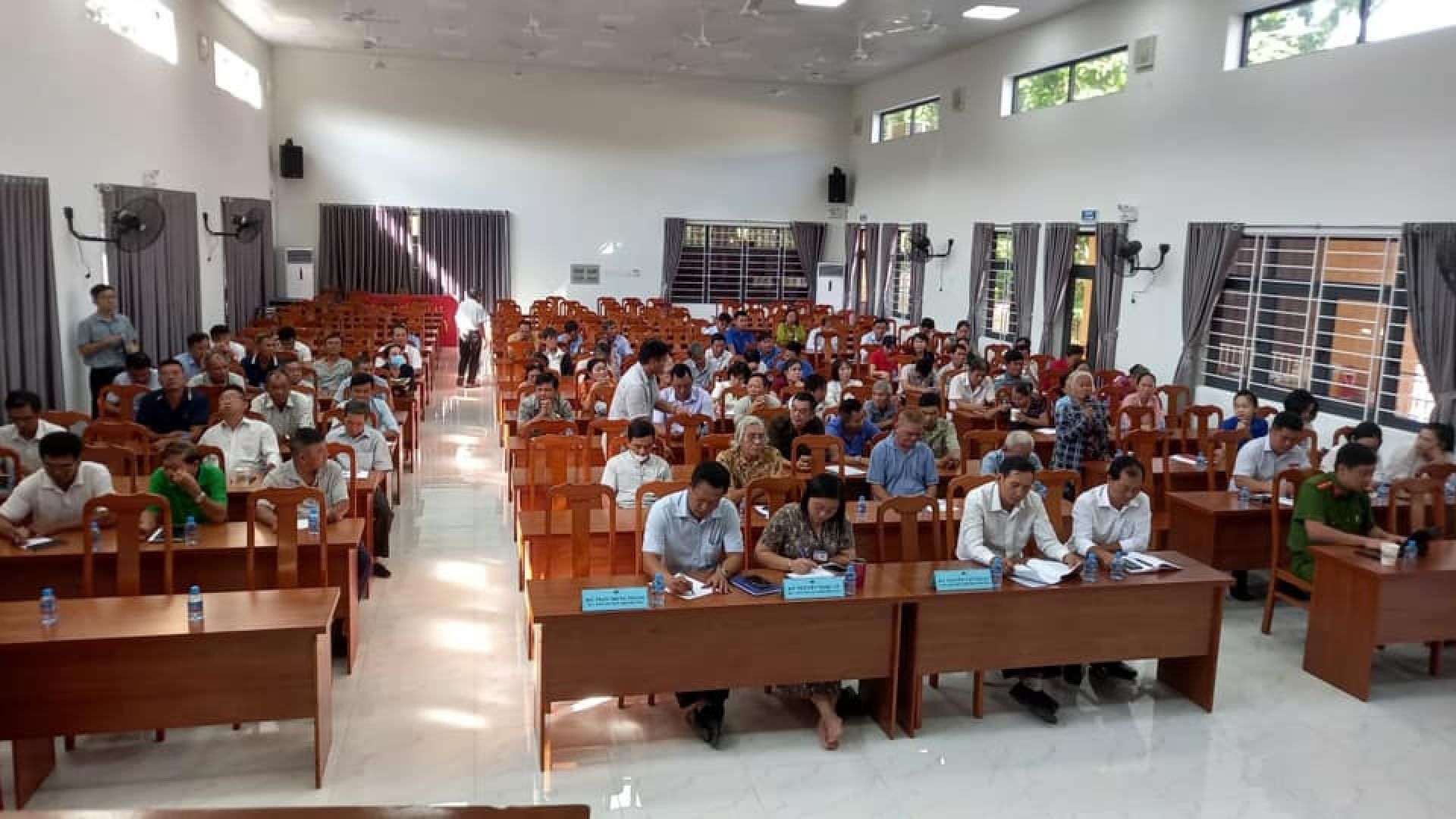 Có thể là hình ảnh về 2 người, mọi người đang học và bàn