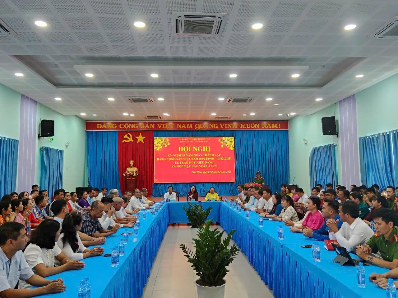 C&oacute; thể l&agrave; h&igrave;nh ảnh về 1 người, đang học, c&aacute;i bục v&agrave; văn bản