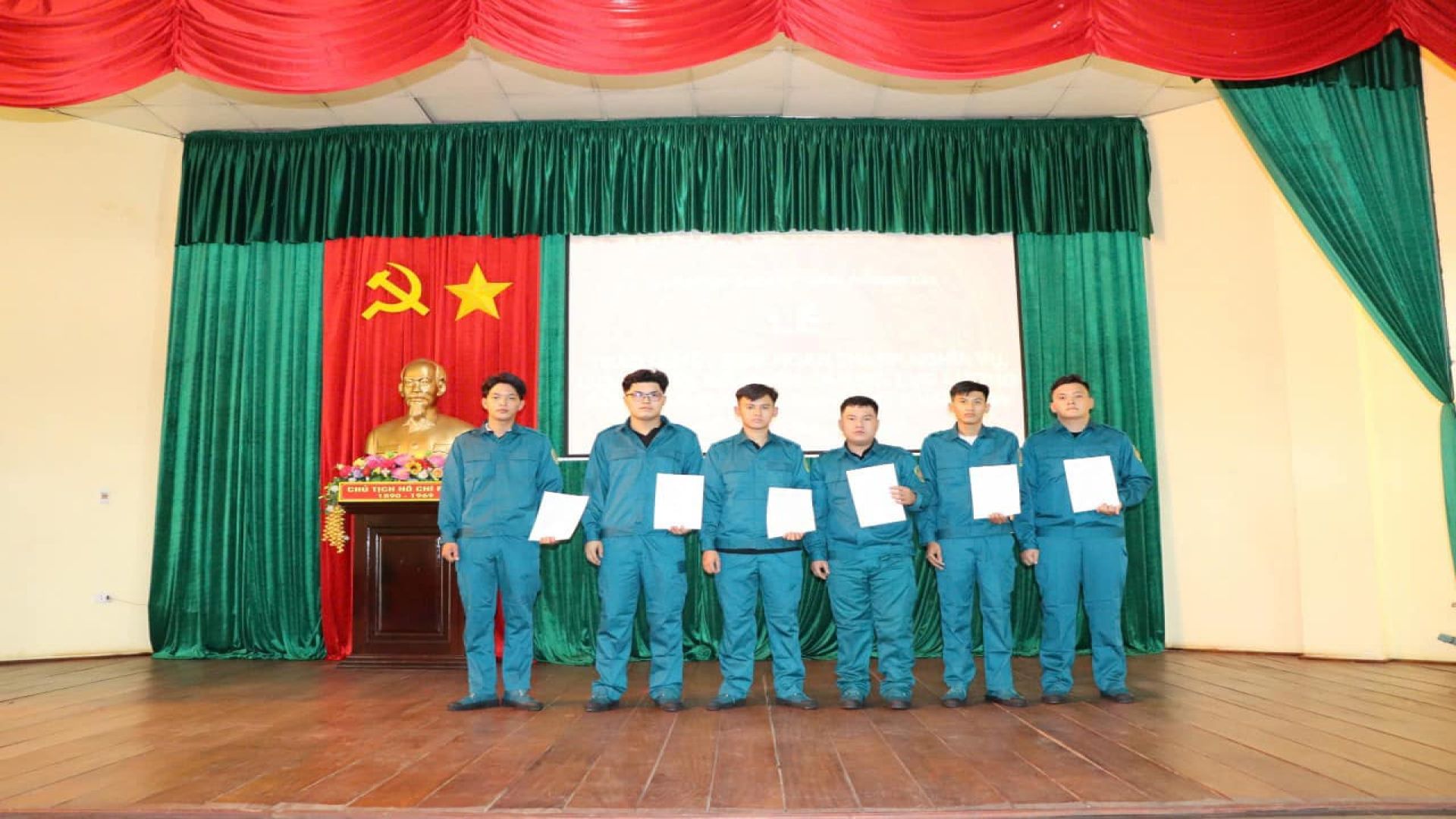 Có thể là hình ảnh về 6 người, cái bục và văn bản