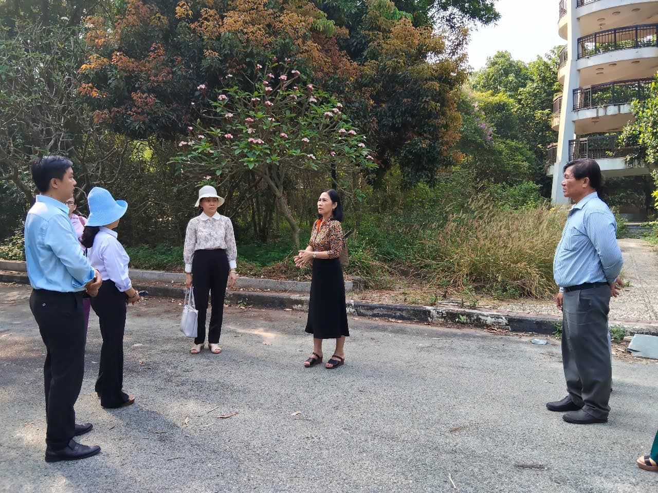 Có thể là hình ảnh về 5 người