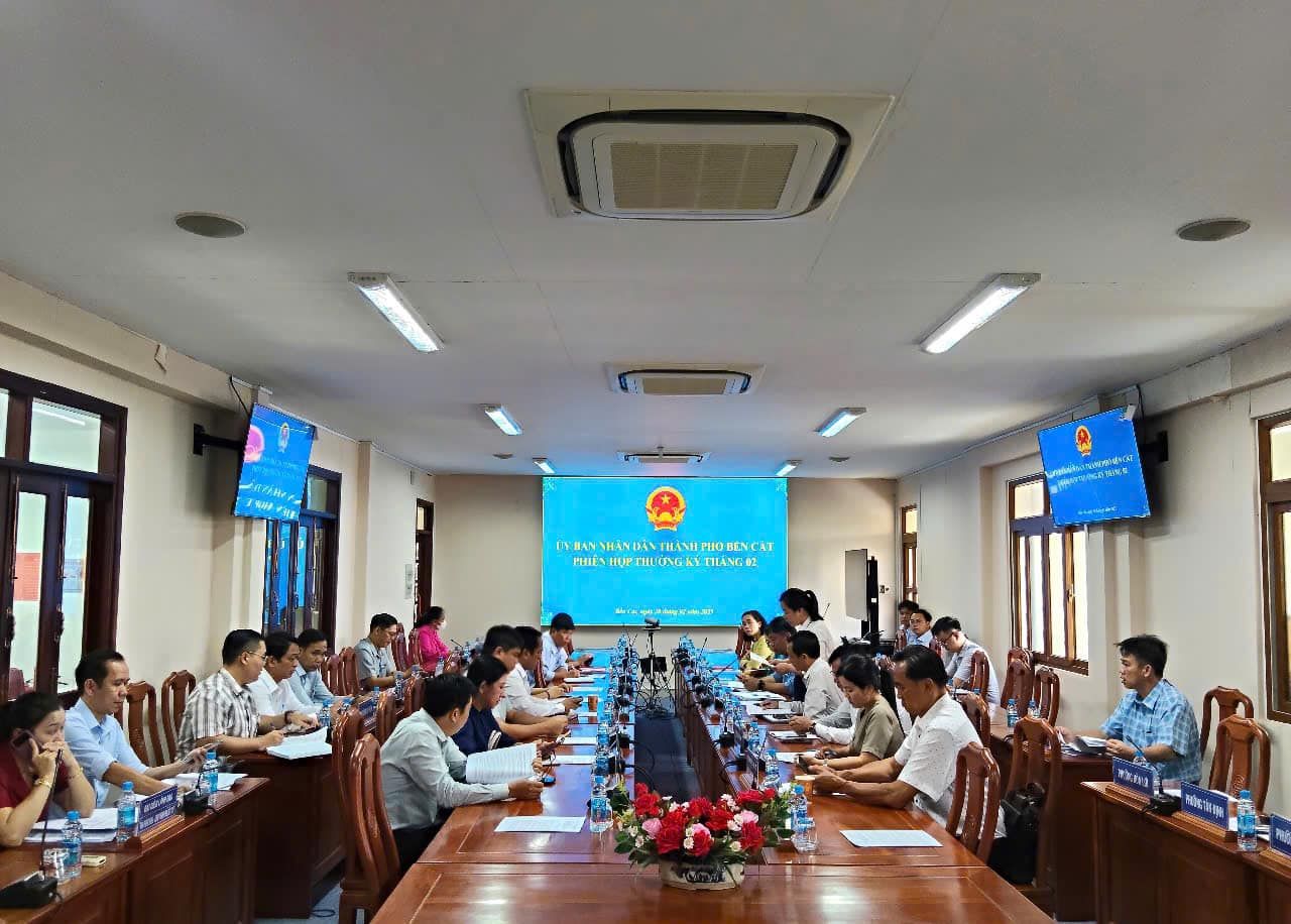 Có thể là hình ảnh về 10 người, mọi người đang học và văn bản