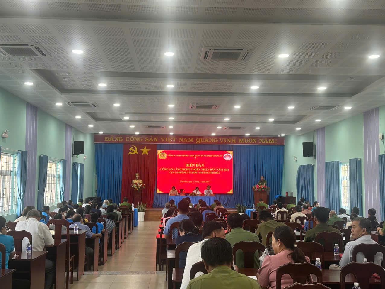 Có thể là hình ảnh về 4 người, mọi người đang học và văn bản