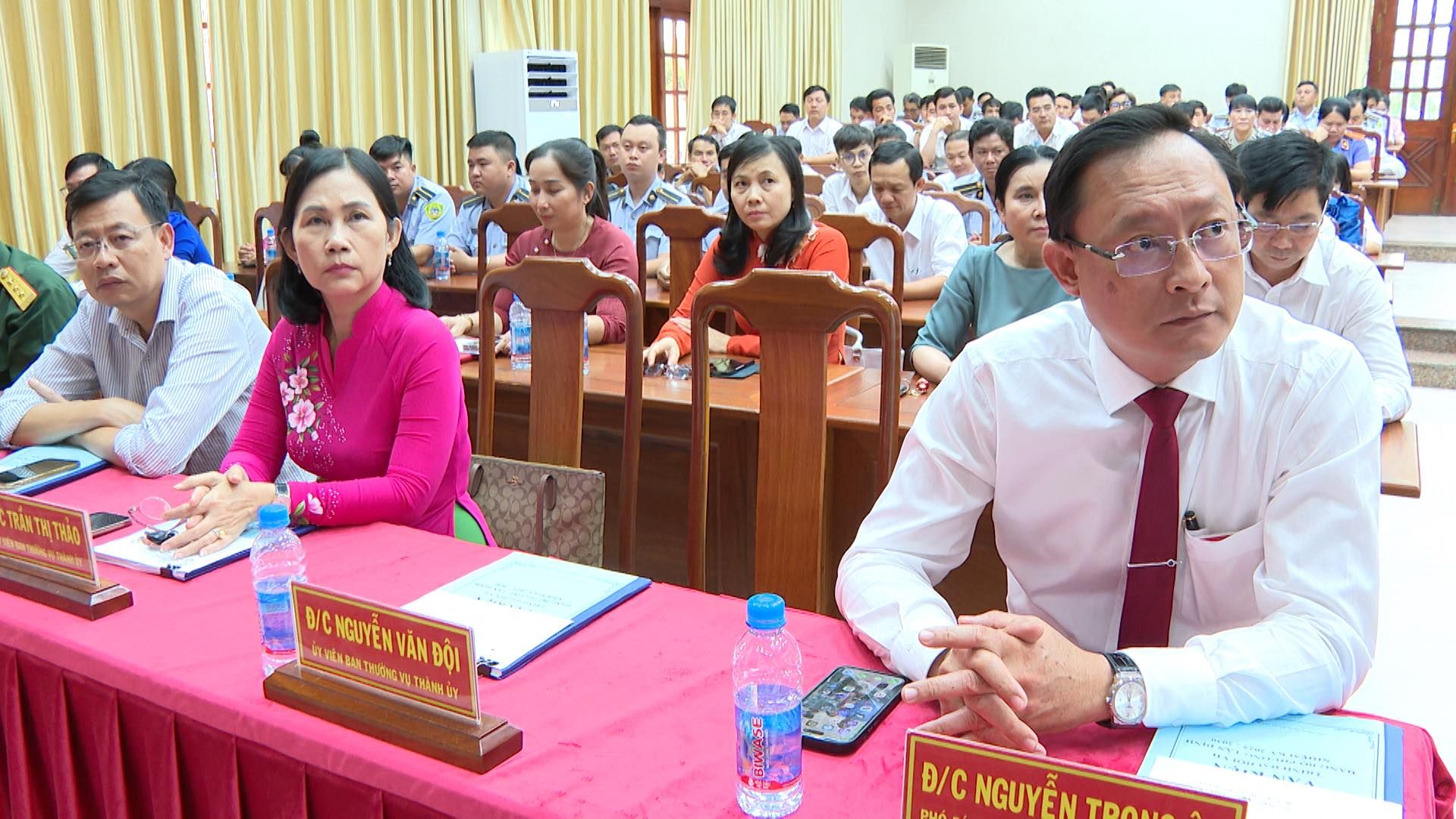 Có thể là hình ảnh về 3 người, mọi người đang học và văn bản